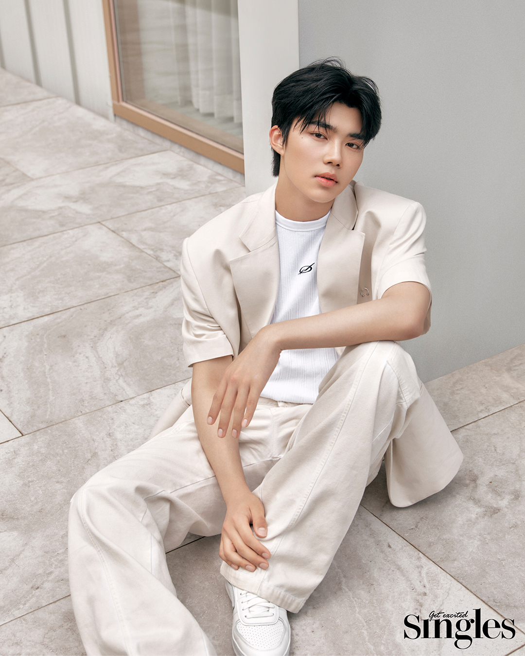 건욱이 본봄의 재킷, 51퍼센트의 슬리브리스 티셔츠를 착용하고 촬영한 싱글즈 화보